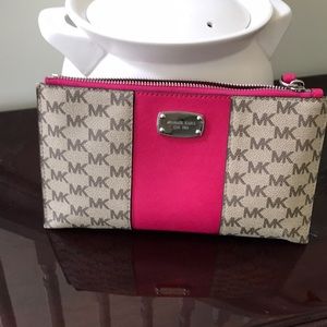 Michael Kors large wristlet 💕